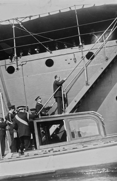"Duce" Albümü: Gaeta limanındaki Real Ferruccio gemisinin merdiveninde sivil kıyafetli Benito Mussolini (s/b fotoğraf) by Vincenzo Pignatiello