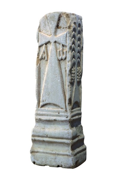 Hıristiyanlığın chrism, alpha ve omega sembollerini betimleyen sunak taşı, 7. yüzyıl (taş) by Visigothic