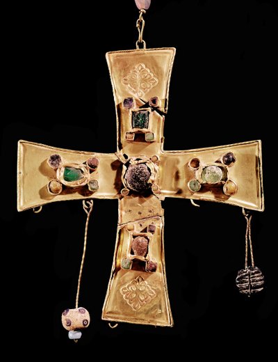 Torredonjimeno haçı (değerli taşlar ve çiçek süslemeli metal kakma, 6-7. yüzyıl) by Visigothic