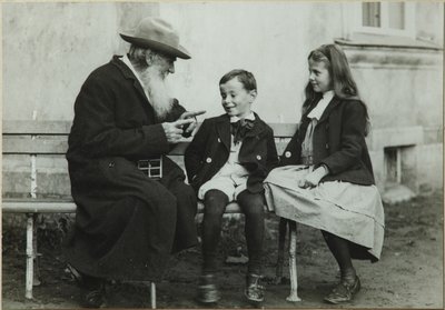 Leo Tolstoy, torunları Leo ve Sofya ile birlikte, 1909 by Vladimir Grigorievich Chertkov