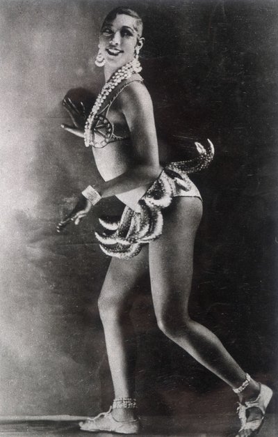 Josephine Baker muz kemeriyle giyinmiş. Lucien Walery