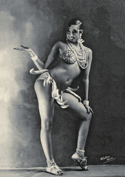 Josephine Baker ünlü Muz kostümünü giyiyor, 1927 dolayları (s/b fotoğraf) by Walery