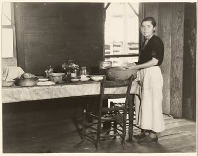 [Elizabeth Tengle Mutfak Masasında]/[Paralee Ricketts Mutfakta Çalışıyor] by Walker Evans