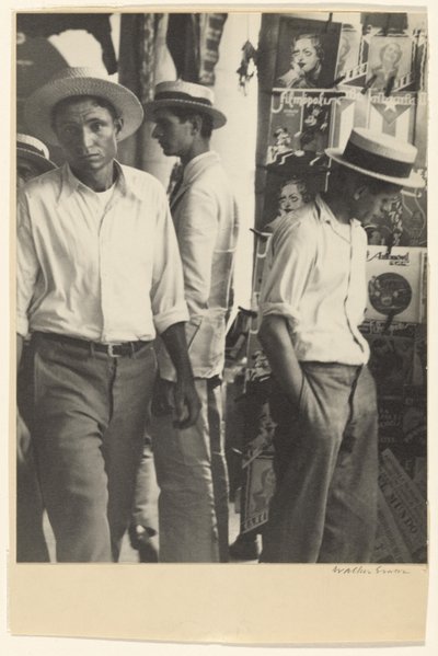 Havana Şehir Merkezindeki İnsanlar Shoeshine Gazete Bayii by Walker Evans