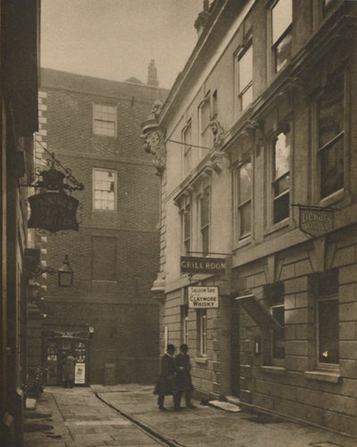 Devereux Mahkemesinde, Onsekizinci Yüzyıl Dernekleriyle Dolu, c1935. by Walter Benington