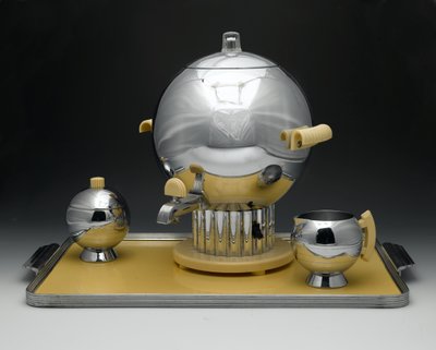 Kahve Vazo, "Coronet Pattern", Model No. 90121, Chase Brass & Copper Co. Inc. tarafından üretilmiştir. by Walter von Nessen