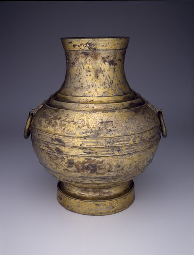 İç içe Ejderhalar ve Stilize Bulutlar ile Depolama Gemisi (Hu veya Zhong) (çizilmiş dekorasyon ve altın ve gümüş amalgamlarla bronz) by Western Han Dynasty Chinese School