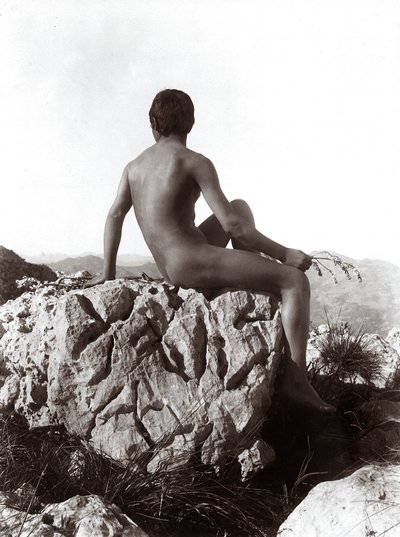 Bir kayanın üzerinde poz veren genç adam by Wilhelm Baron von Gloeden