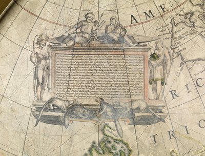 Karasal yer küresi, Cartouche detayı, yaklaşık 1650 (kağıt hamuru, alçı, bakır oyma, mürekkep, vernik, pirinç, ahşap, kağıt) by Willem Blaeu