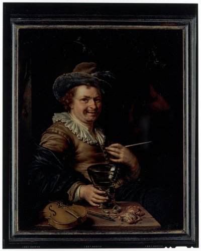 Üzerinde keman ve yengeçlerin bulunduğu bir masada oturan, elinde bir alkış borusu ve bir roemer tutan bir adam by Willem Van Mieris