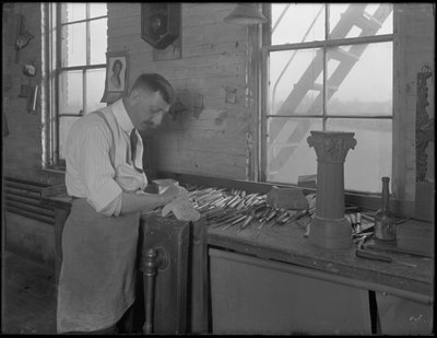 Tabut süsleri üzerinde çalışan Carver, Oneida, New York, 3 Nisan 1916 by William Davis Hassler