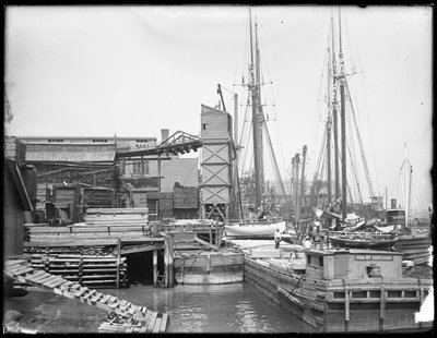 Tanımlanamayan sahildeki rıhtımlar ve tekneler, muhtemelen Harlem Nehri, Inwood, New York, 1910 dolayları by William Davis Hassler