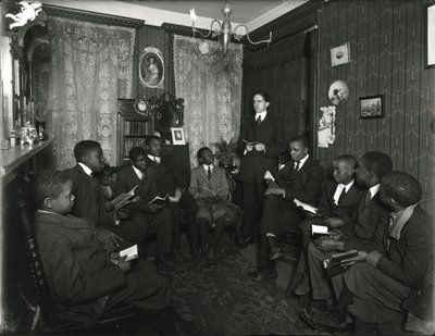 Bayan Bostick's, 72 West 99th Street, Bay Rockwood'daki Evangelist Komite dersi, genç Afrikalı Amerikalı erkek ve erkeklerden oluşan bir öğretim grubu. 31 Mart 1916 by William Davis Hassler