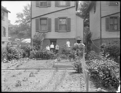 Aile arka bahçelerinin sebze bahçesinin yanında poz veriyor, Inwood, New York, 1910 dolayları by William Davis Hassler