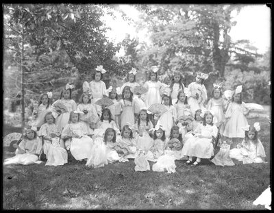 Kimliği belirsiz küçük kızların grup portresi, muhtemelen Roma Katolik Yetim Akıl Hastanesi, Kingsbridge, Bronx, c.1910 by William Davis Hassler