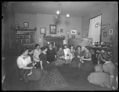 Harriet E. Hassler, bir grup genç kadınla, 206 W. 13th Street, New York, 1912 dolayları by William Davis Hassler
