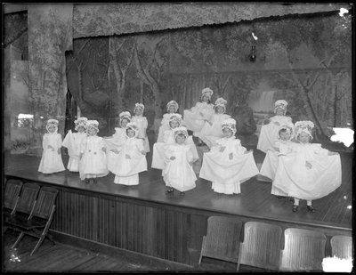 Anaokulları sahnede: çok küçük kızlar küçük bir sahnede performans sergiliyor, muhtemelen Roma Katolik Yetim Akıl Hastanesi, Kingsbridge, Bronx, c.1911 by William Davis Hassler