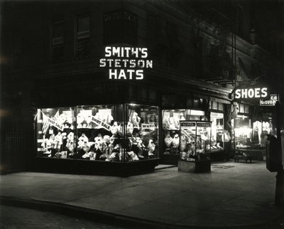 Smith'in Stetson Şapkaları, Ayakkabıları, Likörleri, c.1910-21'in reklamını yapan aydınlatılmış mağaza cepheleri by William Davis Hassler