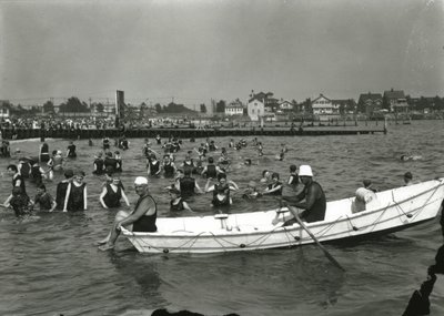 Kayık ve sudaki yüzücüler, Coney Adası, c.1910-21 by William Davis Hassler