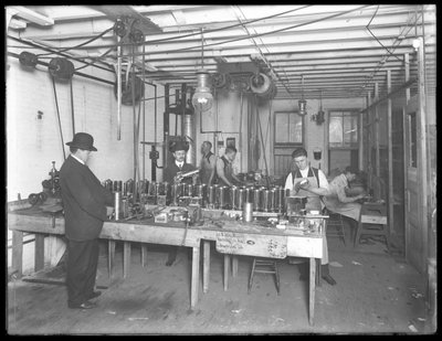 Altıncı kat atölyesi, Gayzer Elektrikli Su Isıtıcı Şirketi, 42 Hudson Street, New York City, 31 Aralık 1914 by William Davis Hassler