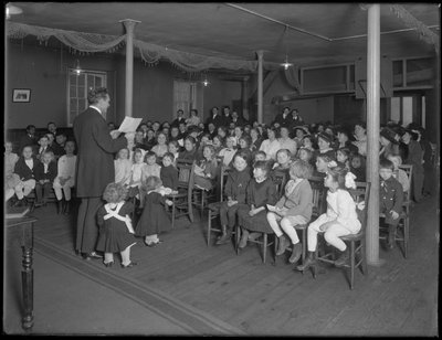 27 Şubat 1916, New York City, 235 E. 83rd Street adresindeki Baptist kilisesinde Pazar okulu sınıfı by William Davis Hassler
