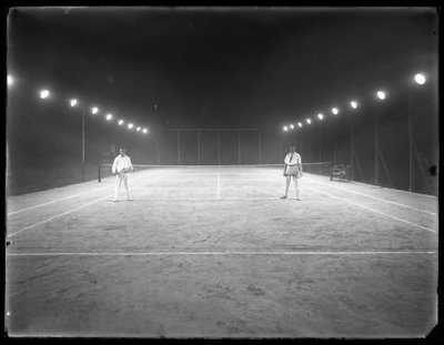 1915 Temmuz gecesi kimliği belirsiz toprak tenis kortunda iki genç adam by William Davis Hassler