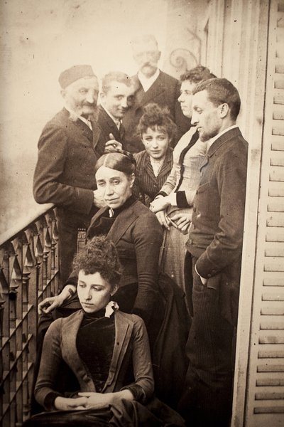 Claudel ailesi, Jessie Lipscomb, Ferdinand de Massary ve babası 31 boulevard de Port Royal'deki dairenin balkonunda. (Ön planda: Louise (d. 1866), arkasında Madame Claudel (d. Louise Athanaise Brains, 1840) ve Camille (1864- by William Elborne