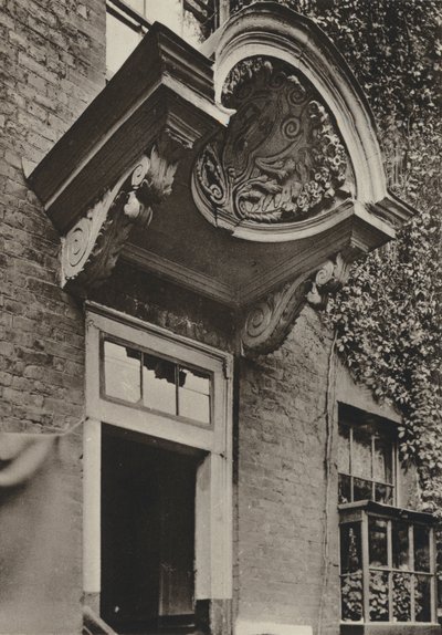 Doorway, The Manor House, Bermondsey, Londra (s/b fotoğraf) by William Galsworthy Davie