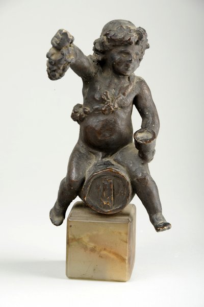 Şarap fıçısında Cherub (boyalı sıva) by William Hamo Thornycroft