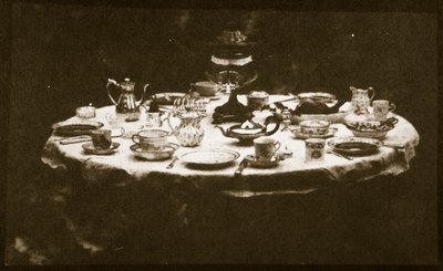 Zarif bir şekilde ayarlanmış masa, c.1841 (calotype negatiften tuzlu kağıt baskısı) by William Henry Fox Talbot