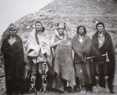 Bir kabile toprak kulübesinin önündeki Pawnee halkı, 1869 dolayları (s/b fotoğraf) by William Henry Jackson