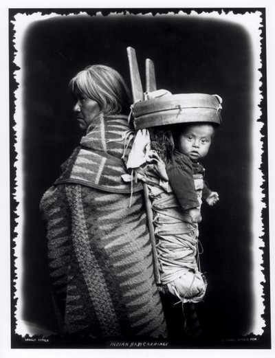 Sırtında papoose taşıyan Navajo kadın, 1914 dolayları (bw fotoğraf) by William Carpenter