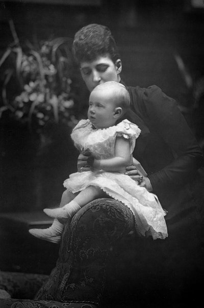 Prenses Louise 1867-1931, kızı Prenses Alexandra ile birlikte 1891-1959, 1893. by William and Daniel Downey