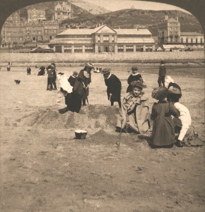 Llandudno sahilinde, Galler, 1894. by Works and Sun Sculpture Studios