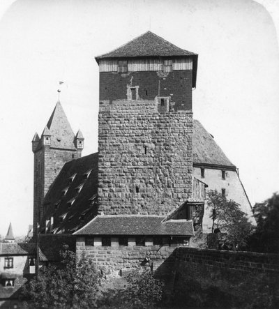 Beşgen kule Funfeckiger Thurm, Kaiserstallung, Nürnberg, Almanya, c1900s. by Wurthle and Sons
