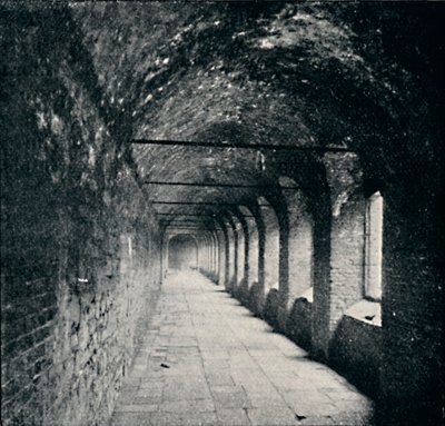 Cloisters, Charterhouse, Londra, 1903 by York and Son