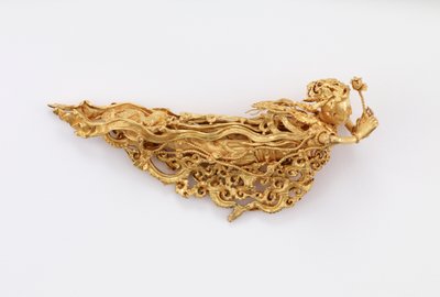 Apsarases çiftinden biri, Budist cennetsel varlıklar (altın) by Yuan Dynasty Chinese School