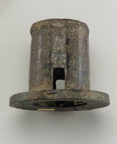 Araba montajı: aks kapağı (bronz) by Zhou Dynasty Chinese School