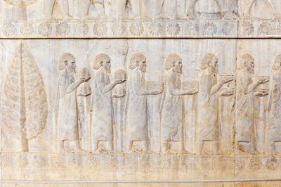 Ahamenişlerin antik kabartması; İyonyalıların delegasyonu; Apadana Sarayı; arkeolojik yer; antik Pers şehri Persepolis; UNESCO Dünya Mirası Alanı; Fars Eyaleti; İran; Asya by Frederick (attr. to) Barnard
