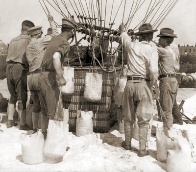 Bir balonun sepetine kum torbaları takma, Fort Myer, ABD by Hippolyte Lalaise Devéria