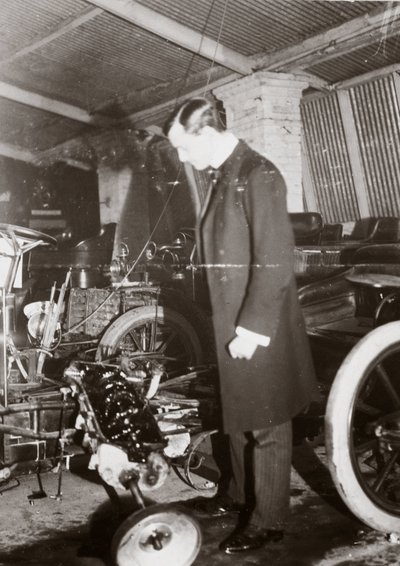 CS Rolls garajında bir otomobilin motoruna bakıyor, 1900 c by Ferdinand Georg Waldmuller