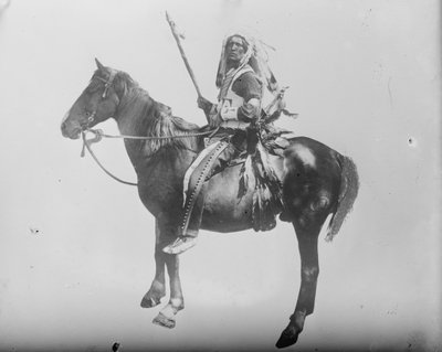 Ata binmiş Deep Sky-Indian, 1900 dolayları (s/b fotoğraf) by . .