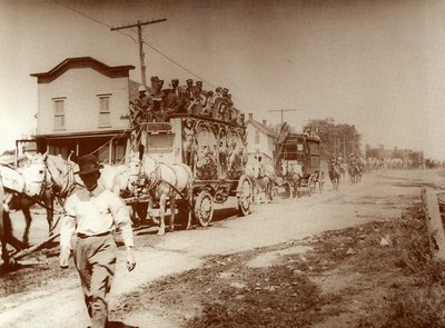 Sirk şehre geliyor, c.1905(fotoğraf) by . .