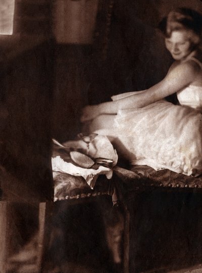 Köşkünde klasik dansçı kıyafeti. 1929 (baskı) by . .