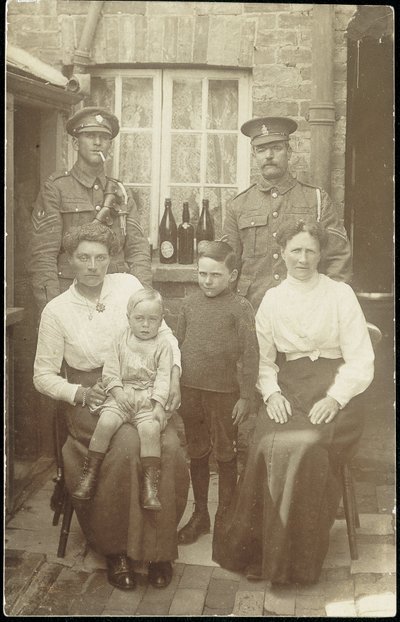 Aile portresi by John Pardon