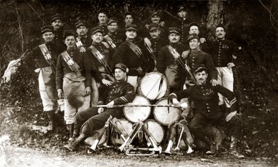 14-18 Birinci Dünya Savaşı sırasında 122. Fransız piyade alayının tantanası (s/b fotoğraf) by . .