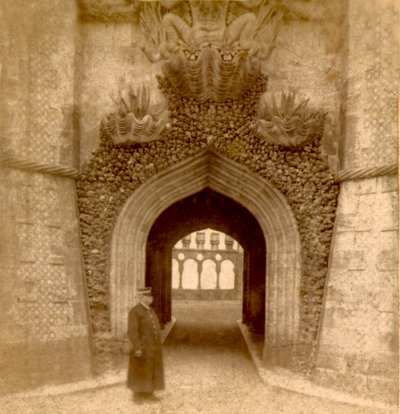 Pena Sarayı (Palacio da Pena) girişinin dışında nöbetçi, Sintra, Lizbon, Portekiz c.1888 (fotoğraf) by Frederick (attr. to) Barnard