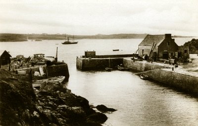 Ouessant Adası: Gelgitin yükseldiği Lampaul limanı, yaklaşık 1900- 1920 (fotoğraf) by . .