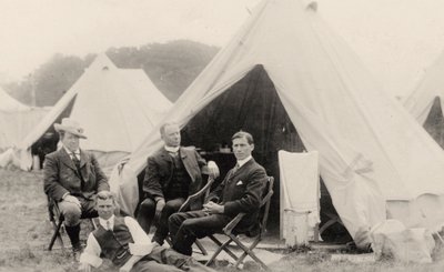 Çadırlarının dışında dinlenen erkekler c.1908 (fotoğraf) by . .