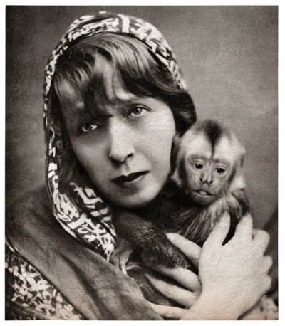 Küçük bir maymun ile Mistinguett by . .